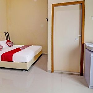 Oyo 90945 Arizon Kost